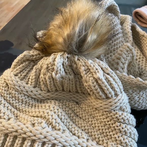 Beautiful matching hat and scarf - Picture 2 of 5